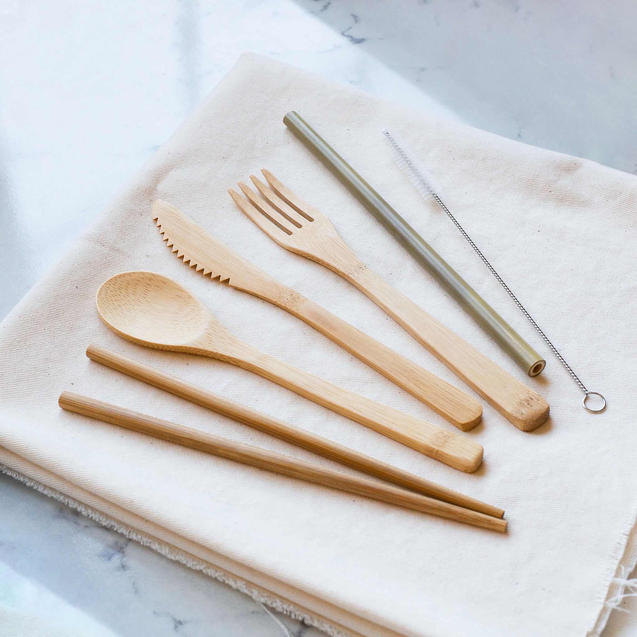 https://shop.freetheocean.com/cdn/shop/products/fto-bamboo-utensil-set-lifestyle-3.jpg?v=1679942486