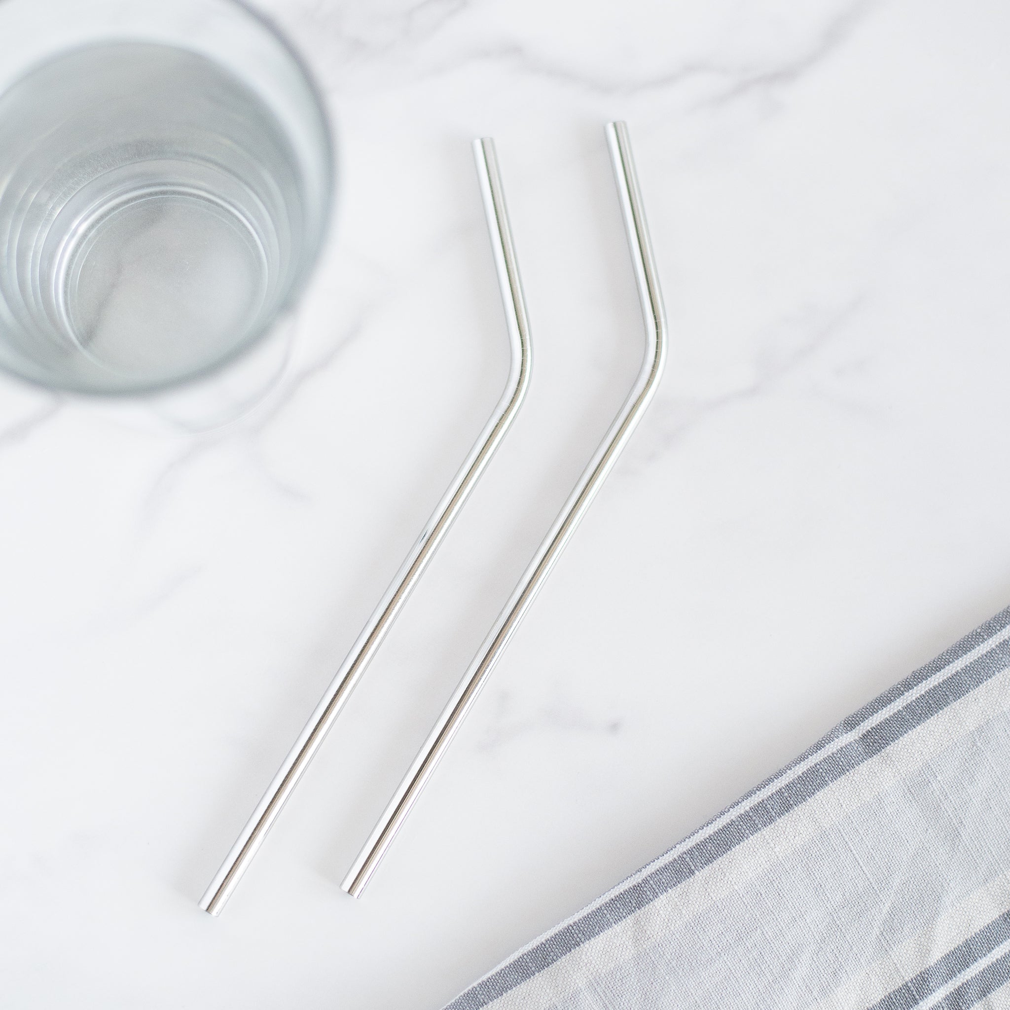 https://shop.freetheocean.com/cdn/shop/products/fto-stainless-steel-straw-lifestyle-2.jpg?v=1675190322
